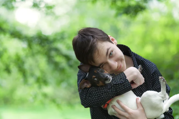 Portret przystojny nastolatek szczęśliwy i pies Jack Russell — Zdjęcie stockowe