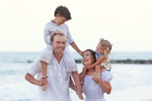 Portrait of Happy big beautiful family near sea, — Stock Photo, Image