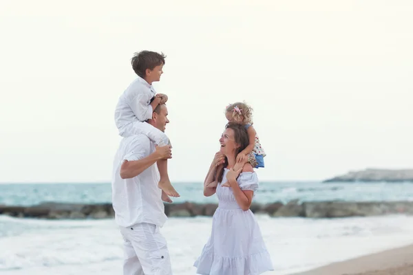 Portrait of Happy big beautiful family near sea, — Stock Photo, Image