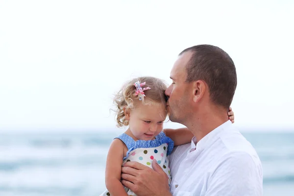 Retrato de feliz jovem pai com pequena filha — Fotografia de Stock