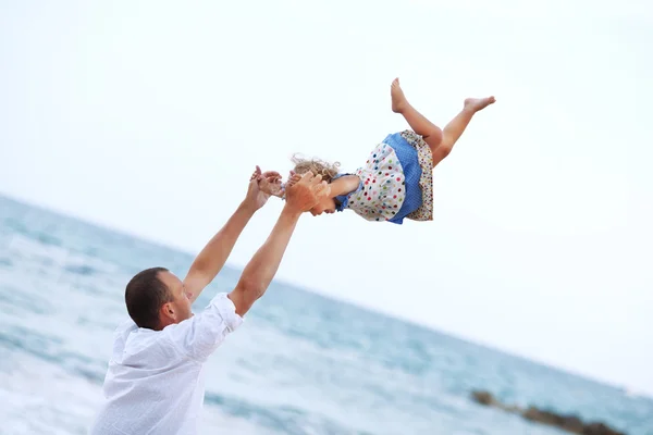 Портрет счастливого молодого отца с маленькой дочерью , — стоковое фото