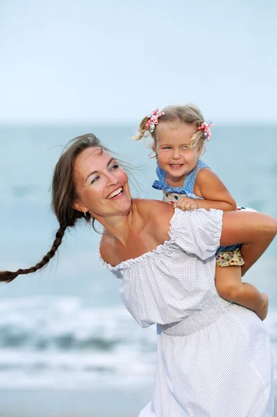 Porträt einer glücklichen Mutter und kleinen Tochter — Stockfoto