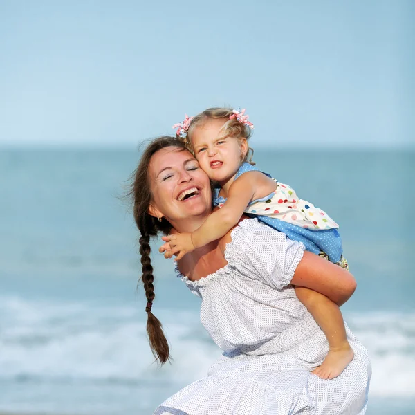 Mutlu anne ve küçük kızı portresi — Stok fotoğraf