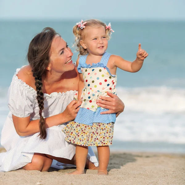 Mutlu anne ve küçük kızı portresi — Stok fotoğraf