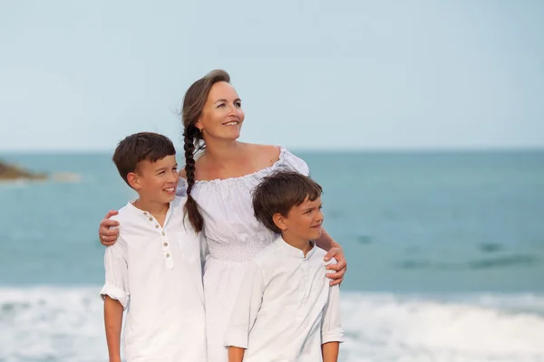 Porträt einer fröhlichen, glücklichen Mutter und ihrer Söhne am Strand — Stockfoto