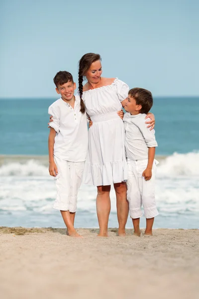 Porträt einer fröhlichen, glücklichen Mutter und ihrer Söhne am Strand — Stockfoto