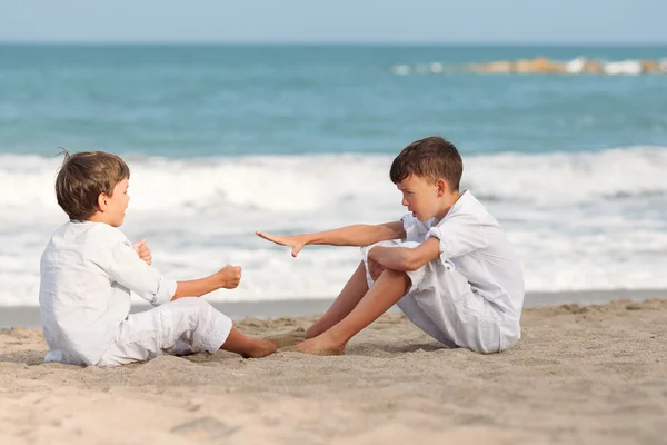 Счастливые братья, играющие на пляже, Испания — стоковое фото