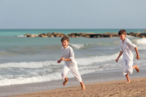 Happy Brothers tocando na praia, Espanha — Fotografia de Stock