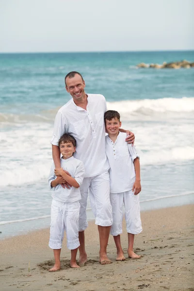 Портрет веселого счастливого отца и сыновей — стоковое фото