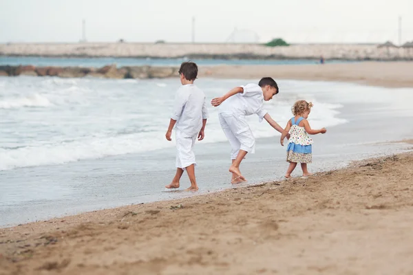 Happy Brothers tocando na praia, Espanha — Fotografia de Stock