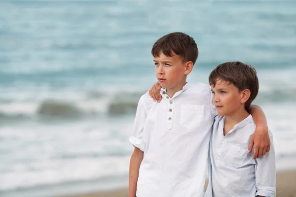 Retrato de irmãos felizes em camisas brancas no fundo do mar — Fotografia de Stock