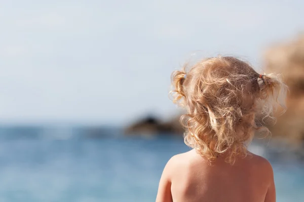 Küçük güzel kız, Akdeniz kıyılarında portresi — Stok fotoğraf