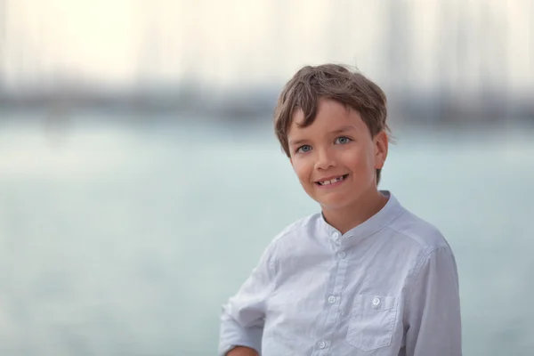 Πορτρέτο του ευτυχισμένο αγόρι σε φόντο της θάλασσας, — Φωτογραφία Αρχείου
