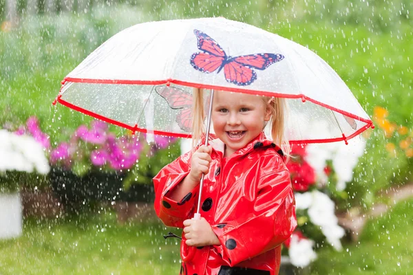 Happy fun vrij klein meisje in de rode regenjas met paraplu lopen in de zomer van het park — Stockfoto