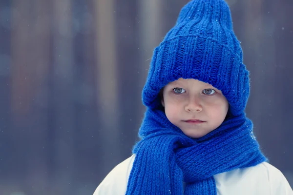 Garçon heureux en costumes bonhomme de neige marche dans la forêt d'hiver , — Photo