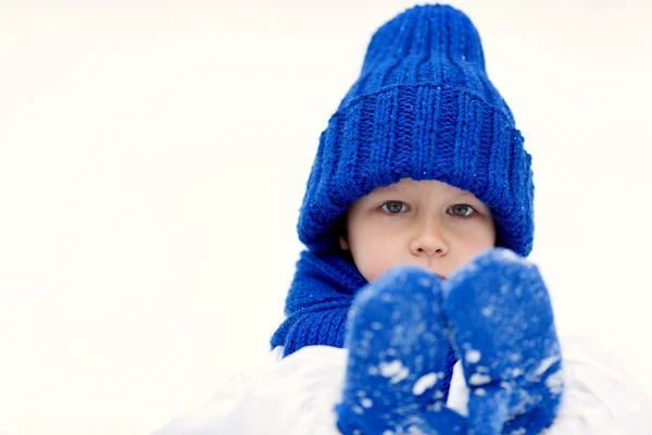 Lycklig pojke i kostymer snögubbe promenader i vinter skog, — Stockfoto