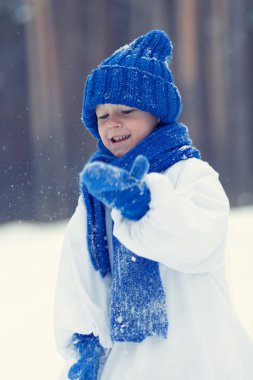 Mutlu çocuk kostümleri kardan adam kış ormanda yürüyüş içinde,