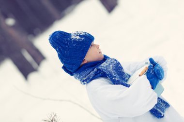 Mutlu çocuk kostümleri kardan adam kış ormanda yürüyüş içinde,