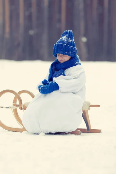 Menino feliz em trajes boneco de neve andando na floresta de inverno , — Fotografia de Stock