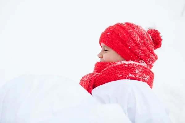 Gelukkig meisje in kostuums sneeuwpop wandelen in winter woud, — Stockfoto