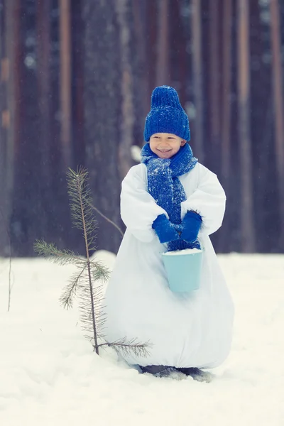 Niño feliz en trajes muñeco de nieve caminando en el bosque de invierno , — Foto de Stock