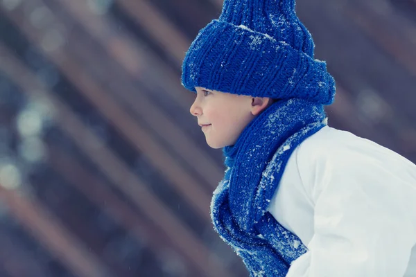 Garçon heureux en costumes bonhomme de neige marche dans la forêt d'hiver , — Photo