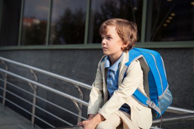 Sırt çantası ile öğrenci portresi