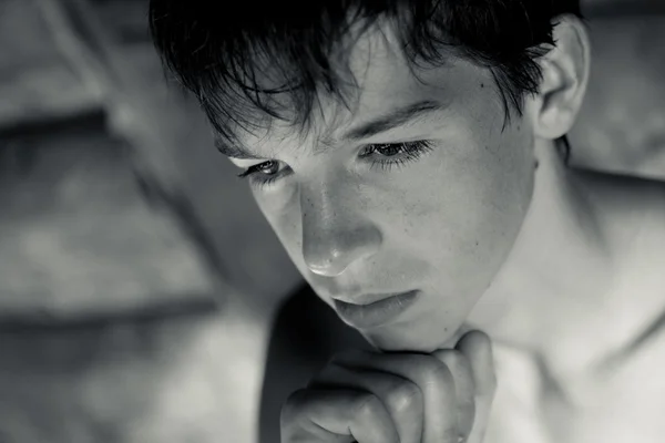 Retrato de pensativo, serio, adolescente — Foto de Stock