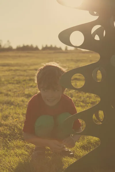 Glücklicher Junge, der mit Papierbaum spielt — Stockfoto