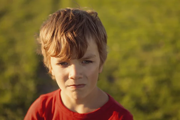 Portrét vážné boy v červený svetr, — Stock fotografie