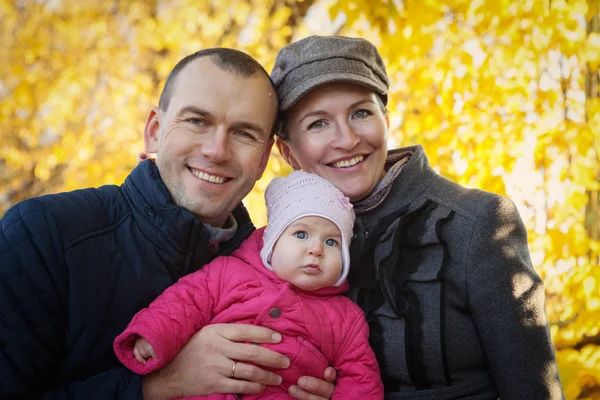 Jonge moeder en vader en baby meisje, plezier hebben in de herfst — Stockfoto