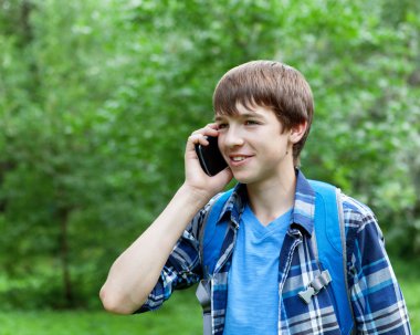 Mutlu genç Park çimenlerin üzerinde siting