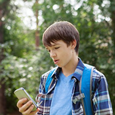 Mutlu genç Park çimenlerin üzerinde siting