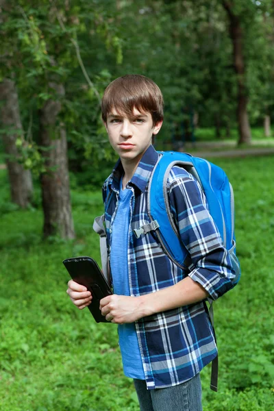 Escola estudante segurando tablet — Fotografia de Stock