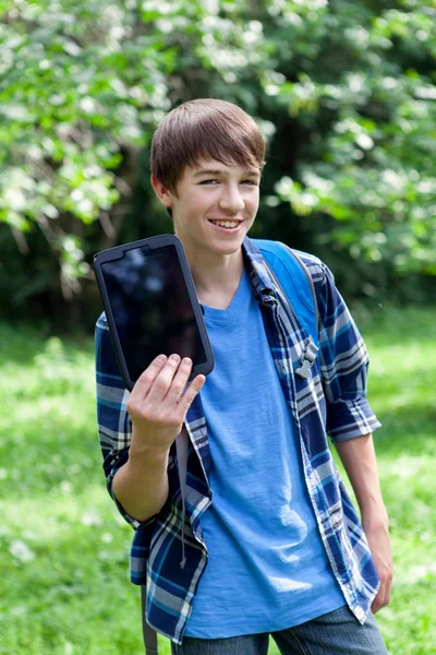 Felice studente della scuola tenendo tablet — Foto Stock