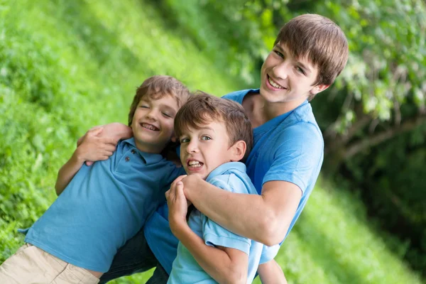 Portret trzech braci szczęśliwy — Zdjęcie stockowe