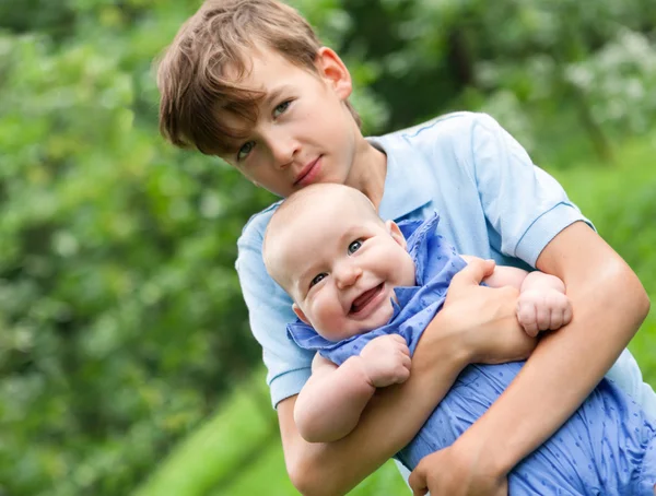 Portrait de frère et sœurs heureux — Photo