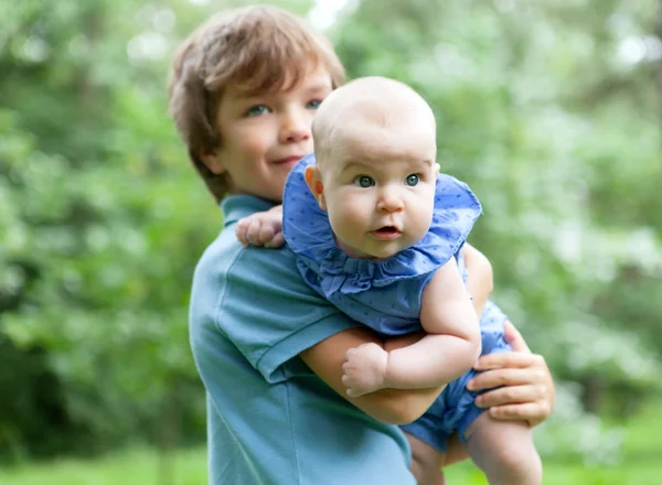 Portrait of happy brother and sister — Stock Photo, Image