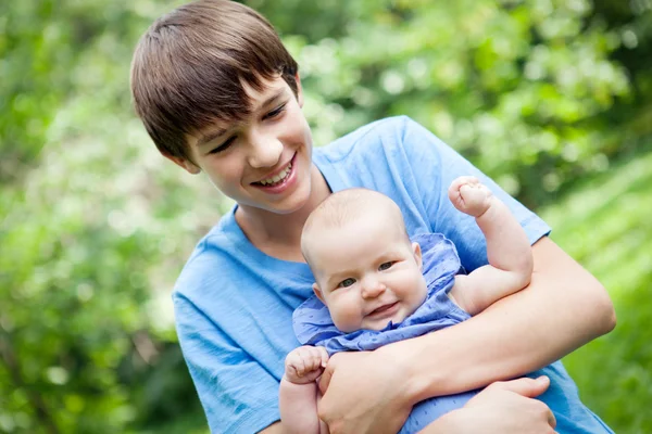 Portrait of happy brother and sisters — Stock Photo, Image