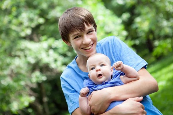 Portrait of happy brother and sisters — Stock Photo, Image