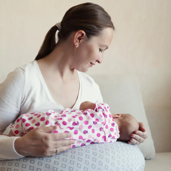 Madre amamantando a su bebé — Foto de Stock