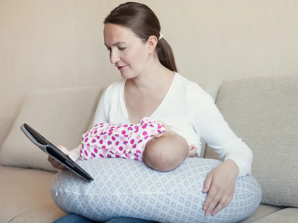 Madre amamantando a su bebé — Foto de Stock