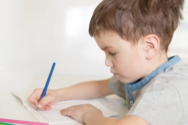 Estudiante serio pensativo se sienta en el escritorio — Foto de Stock