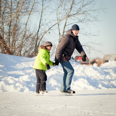 Mutlu baba ve oğul paten öğrenmek eğlenceli kış, açık