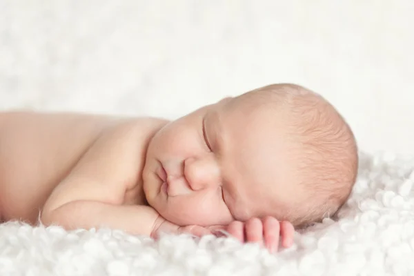 Portret van schattig slapen pasgeboren meisje — Stockfoto