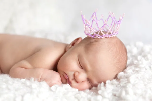 可爱的睡眠新生儿女孩的肖像 — 图库照片
