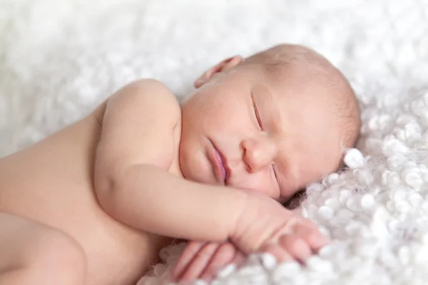 Retrato de menina recém-nascida adormecida bonito — Fotografia de Stock