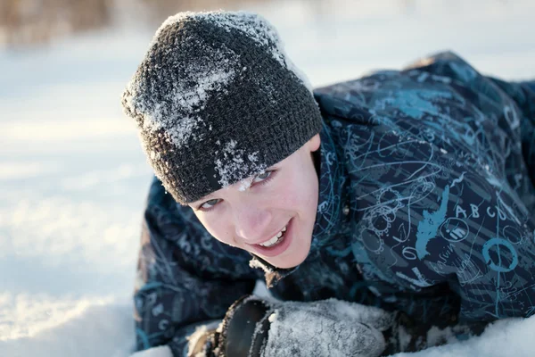 Portret van gelukkig plezier tiener in winterkleren — Stockfoto