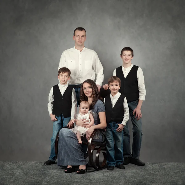 Portret van grote en gelukkige familie — Stockfoto