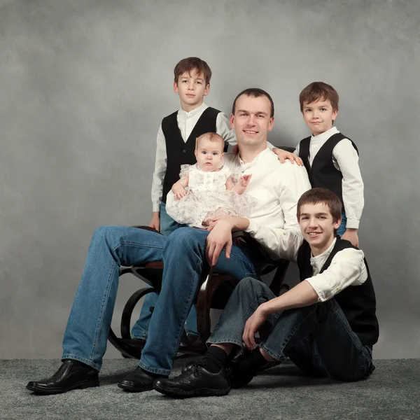 Retrato de una gran familia feliz — Foto de Stock